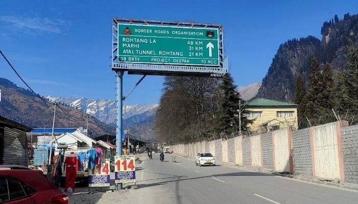 Manali Himachal Pradesh road view image